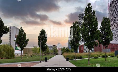 Vista dei grattacieli e della moderna architettura urbana del quartiere urbano di porta Nuova al tramonto vicino a piazza Gae Aulenti. Milano Foto Stock