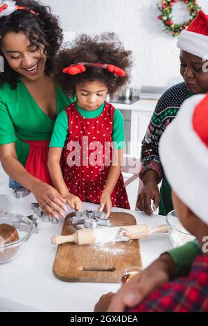 ragazza afro-americana in corna di renna con la testa di cottura con madre e nonna Foto Stock
