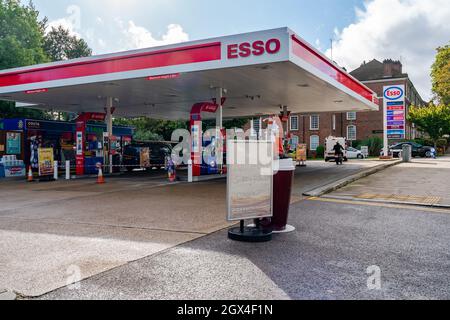 LONDRA, Regno Unito - 04 OTTOBRE 2021: Chiuso il distributore di benzina esso senza bordo di inormazione del carburante, in quanto la crisi della fornitura di benzina continua nel Regno Unito a causa della scarsità di Foto Stock