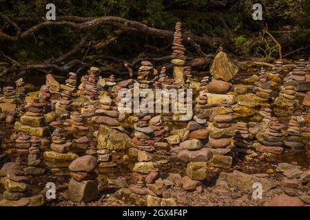 Collezione di cairns sul sentiero Four Falls, Brecon Beacons Foto Stock