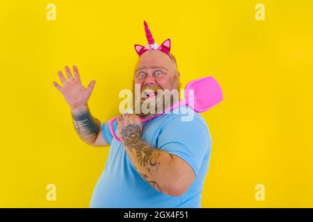 fat uomo con archetto gioco con paddle mare Foto Stock