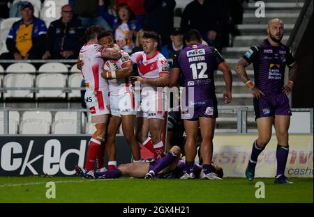 I giocatori di St Helens festeggiano con il Try Scorer Regan Grace Picture di Steve Flynn/AHPIX.com, Rugby League: Partita finale semi-finale di betfred Super League Foto Stock