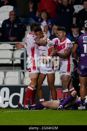 I giocatori di St Helens festeggiano con il Try Scorer Regan Grace Picture di Steve Flynn/AHPIX.com, Rugby League: Partita finale semi-finale di betfred Super League Foto Stock