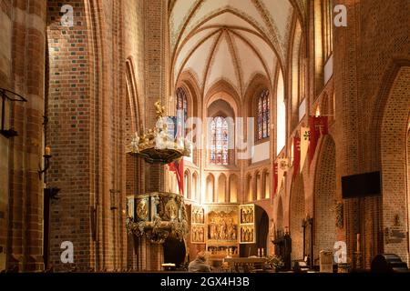 Poznan, Polonia - interno della Cattedrale e sull'isola Ostrow Tumski tra il fiume Cybina e Warta. Foto Stock