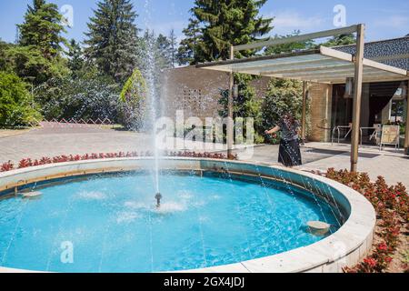 Fontana di fronte alla Casa dei Fiori, centro commemorativo per l'ex leader jugoslavo Josip Broz Tito. Visita turistica del centro commemorativo. Belgrado , Serbia. Foto Stock