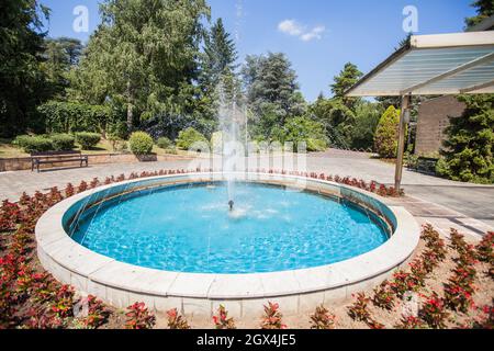 Fontana di fronte alla Casa dei Fiori, centro commemorativo per l'ex leader jugoslavo Josip Broz Tito. Visita turistica del centro commemorativo. Belgrado , Serbia. Foto Stock