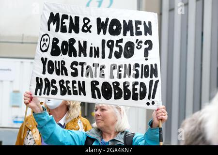 Manchester, Regno Unito – Lunedì 4 ottobre 2021 – Donne contro l’ingiustizia pensionistica statale – WASPI protesta le donne fuori dalla Conferenza del partito conservatore nel centro di Manchester contro l’aumento dell’età pensionabile femminile. Foto Steven Maggio / Alamy Live News Foto Stock