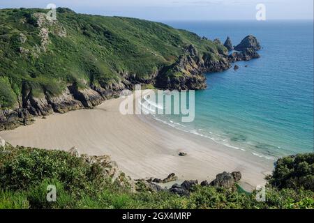 Una spiaggia di sabbia deserta a Petit Port, Guernsey, Isole del canale Foto Stock