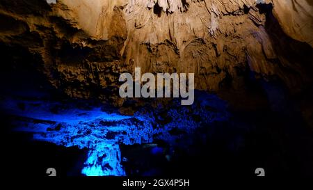 Camera Koti Lingalu con stalattiti nelle grotte di Belum, Kolimigundla, Andhra Pradesh, India Foto Stock