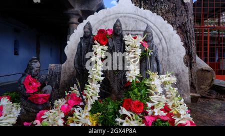 Lord RAM, Sita, Lakshman insieme agli idoli Hanuman in antico tempio indù, Ammapalli, Shamshabad, Telangana, India. Foto Stock