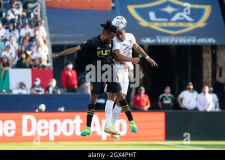 Los Angeles FC Forward Raheem Edwards (44) e il difensore della Los Angeles Galaxy Julian Araujo (2) lottano per un header durante una partita MLS, domenica 3 ottobre 20 Foto Stock