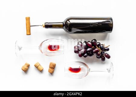 Bottiglia di vino rosso con cavatappi e bicchieri. Vista dall'alto Foto Stock