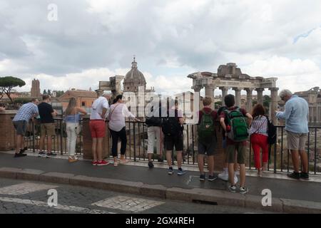Roma, Italia - Ottobre 2021: I turisti visitano il Foro Romano da un punto di vista elevatato Foto Stock