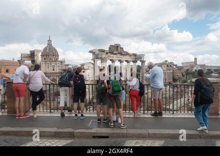 Roma, Italia - Ottobre 2021: I turisti visitano il Foro Romano da un punto di vista elevatato Foto Stock