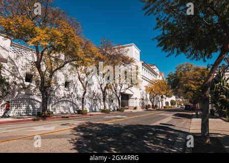 Il lato posteriore del centro commerciale Paseo Nuevo a Santa Barbara, California. Progettato in uno stile architettonico coloniale spagnolo Revival Foto Stock