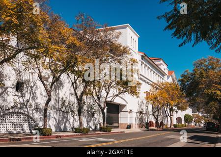 Il lato posteriore del centro commerciale Paseo Nuevo a Santa Barbara, California. Progettato in uno stile architettonico coloniale spagnolo Revival Foto Stock