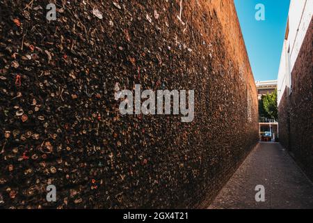 Bubblegum Alley, una stretta via pedonale a San Luis Obispo, CA dove le gomme masticate si accumulano sulle pareti, ora una famosa attrazione turistica Foto Stock