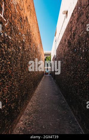 Bubblegum Alley, una stretta via pedonale a San Luis Obispo, CA dove le gomme masticate si accumulano sulle pareti, ora una famosa attrazione turistica Foto Stock