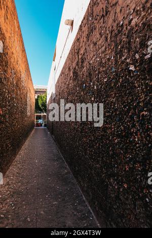Bubblegum Alley, una stretta via pedonale a San Luis Obispo, CA dove le gomme masticate si accumulano sulle pareti, ora una famosa attrazione turistica Foto Stock