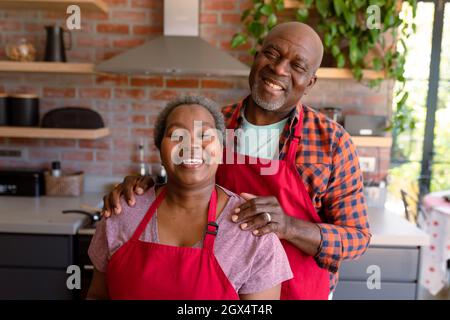 Ritratto di Happy african american Senior Couple in cucina Foto Stock