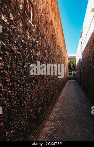 Bubblegum Alley, una stretta via pedonale a San Luis Obispo, CA dove le gomme masticate si accumulano sulle pareti, ora una famosa attrazione turistica Foto Stock