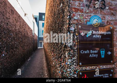 Bubblegum Alley, una stretta via pedonale a San Luis Obispo, CA dove le gomme masticate si accumulano sulle pareti, ora una famosa attrazione turistica Foto Stock