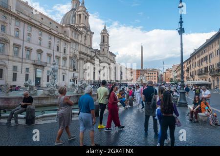 Roma, Italia - Ottobre 2021: Turisti in Piazza Navona Foto Stock