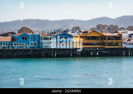 Edifici costruiti in cima al vecchio Fisherman's Wharf a Monterey, California Foto Stock