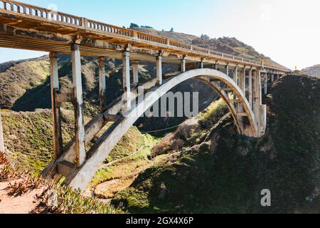 Il ponte ad arco a ponte aperto Rocky Creek Bridge, costruito nel 1932 a Big sur, California, USA, porta l'autostrada state Route 1 sulla valle Foto Stock