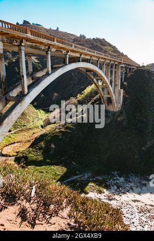 Il ponte ad arco a ponte aperto Rocky Creek Bridge, costruito nel 1932 a Big sur, California, USA, porta l'autostrada state Route 1 sulla valle Foto Stock