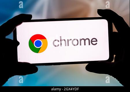In questa illustrazione è riportato un logo Google Chrome visualizzato sullo smartphone. Foto Stock