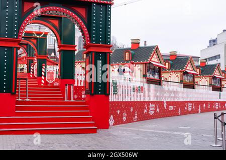 Kiev, Ucraina - 13 gennaio 2021: Pista di pattinaggio di strada alla fiera di Natale. Vacanze di Natale a Palace Ucraina Foto Stock