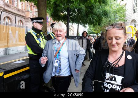 Manchester, Regno Unito – Lunedì 4 ottobre 2021 – Stanley Johnson il padre di Boris Johnson ha visto fuori dalla Conferenza del partito conservatore a Manchester. Foto Steven Maggio / Alamy Live News Foto Stock