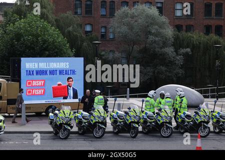 MANCHESTER, REGNO UNITO. 4 OTTOBRE Una protesta contro l'aumento delle tasse il giorno due della Conferenza del partito conservatore a Manchester Central, Manchester lunedì 4 ottobre 2021. (Credit: MI News) Credit: MI News & Sport /Alamy Live News Foto Stock