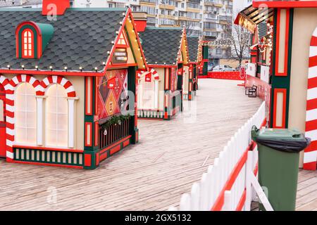 Kiev, Ucraina - 13 gennaio 2021: Pista di pattinaggio di strada alla fiera di Natale. Vacanze di Natale a Palace Ucraina Foto Stock