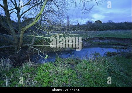 Un tratto del fiume Crouch tra il ponte di London Road e il ponte di Castledon Road a Wickford Essex. Foto Stock