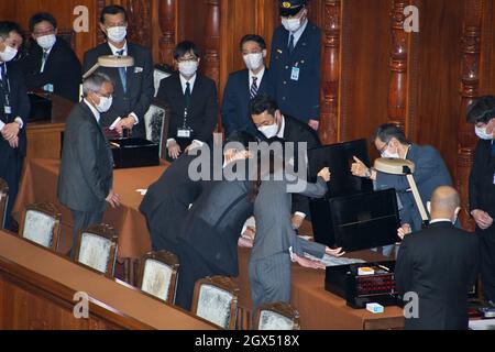 Tokyo, Giappone. 4 ottobre 2021. I membri del personale contano le urne dopo che i legislatori giapponesi hanno votato per eleggere il nuovo primo Ministro durante la sessione plenaria della Camera bassa alla Dieta Nazionale a Tokyo, Giappone lunedì 4 ottobre 2021. Foto di Keizo Mori/UPI Credit: UPI/Alamy Live News Foto Stock