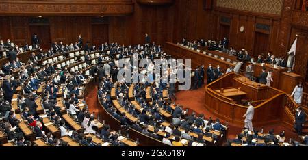 Tokyo, Giappone. 4 ottobre 2021. I legislatori hanno fatto il loro voto per eleggere il nuovo primo Ministro durante la sessione plenaria della Camera bassa alla Dieta Nazionale a Tokyo, Giappone lunedì 4 ottobre 2021. Foto di Keizo Mori/UPI Credit: UPI/Alamy Live News Foto Stock