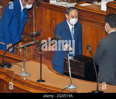 Tokyo, Giappone. 4 ottobre 2021. L'ex primo ministro giapponese Yoshihide Suga(C) lancia il suo voto per eleggere il nuovo primo ministro alla sessione plenaria della Camera bassa alla Dieta Nazionale a Tokyo, Giappone lunedì 4 ottobre 2021. Foto di Keizo Mori/UPI Credit: UPI/Alamy Live News Foto Stock