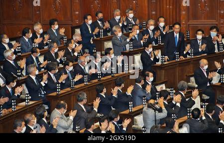 Tokyo, Giappone. 4 ottobre 2021. Il primo ministro giapponese recentemente eletto Fumio Kishida si trova dopo l'elezione del nuovo primo ministro alla sessione plenaria della Camera bassa alla Dieta Nazionale di Tokyo, Giappone, lunedì 4 ottobre 2021. Foto di Keizo Mori/UPI Credit: UPI/Alamy Live News Foto Stock