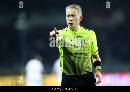 L'arbitro ufficiale Paolo Valeri gesticola durante la Serie A match tra Torino FC e Juventus FC . Foto Stock