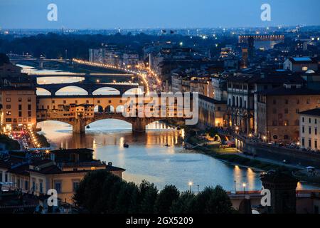 Ponte Vecchio e il fiume Arno di notte. Firenze. Italia. Foto Stock