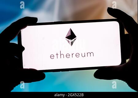 Polonia. 23 settembre 2021. In questa foto è illustrato un logo Ethereum visualizzato su uno smartphone. (Foto di Mateusz Slodkowski/SOPA Images/Sipa USA) Credit: Sipa USA/Alamy Live News Foto Stock