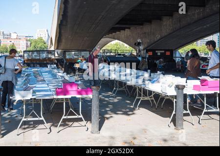 Persone che curiosano tra le bancarelle del Southbank Centre Book Market, situato sul Queens Walk sotto Waterloo Bridge, Londra, Inghilterra, Regno Unito Foto Stock