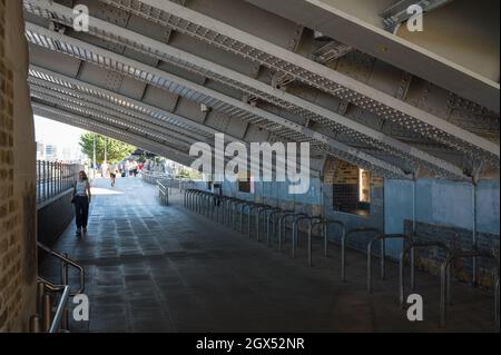 Thames Side Walk passando sotto il ponte ferroviario Blackfriars. South Bank, Londra, Engerand, Regno Unito. Foto Stock