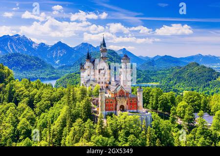 Castello di Neuschwanstein, Germania. Vista frontale del castello con le Alpi bavaresi sullo sfondo. Foto Stock
