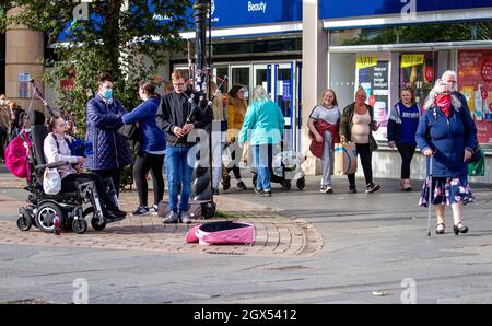 Dundee, Tayside, Scozia, Regno Unito. 4 ottobre 2021. UK Meteo: Una giornata arida con incantesimi soleggiati e nuvole variabili in tutta la Scozia nord-orientale, temperature che raggiungono i 14°C. Il sole d'autunno ha portato gli amanti dello shopping di lunedì mattina a trascorrere la giornata di vendite a ottobre nel centro di Dundee. Credit: Dundee Photographics/Alamy Live News Foto Stock