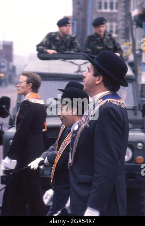 Orangemen a Belfast passa sotto gli occhi dell'esercito britannico durante la loro parata annuale, 1982 Foto Stock