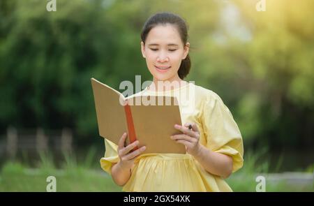 la madre tiene il libro di record di salute del bambino, la madre registra la salute del bambino Foto Stock