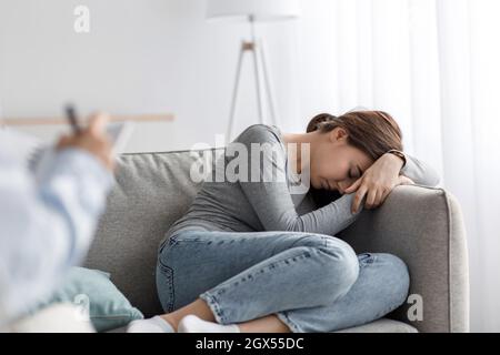 Stanca infelice malata signora millenaria caucasica sofferente di depressione e consulta con specialista Foto Stock